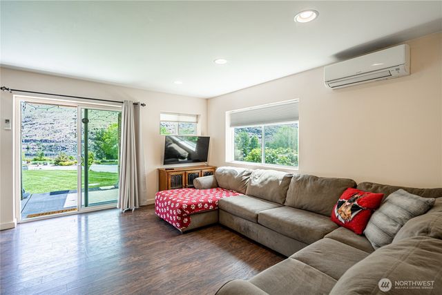 876 1st St, Chelan Falls, WA 98817