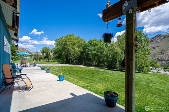 876 1st St, Chelan Falls, WA 98817