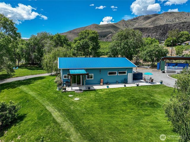 876 1st St, Chelan Falls, WA 98817