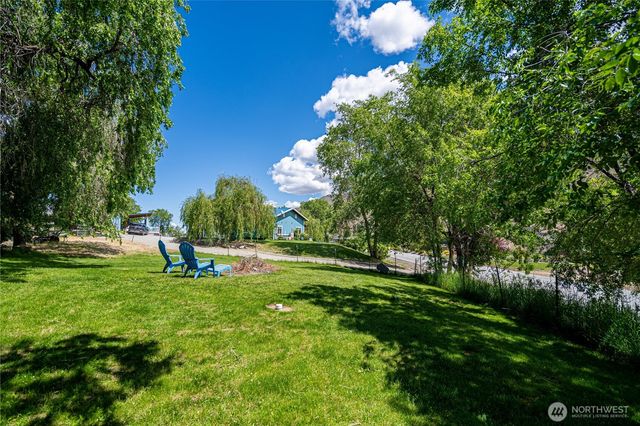 876 1st St, Chelan Falls, WA 98817