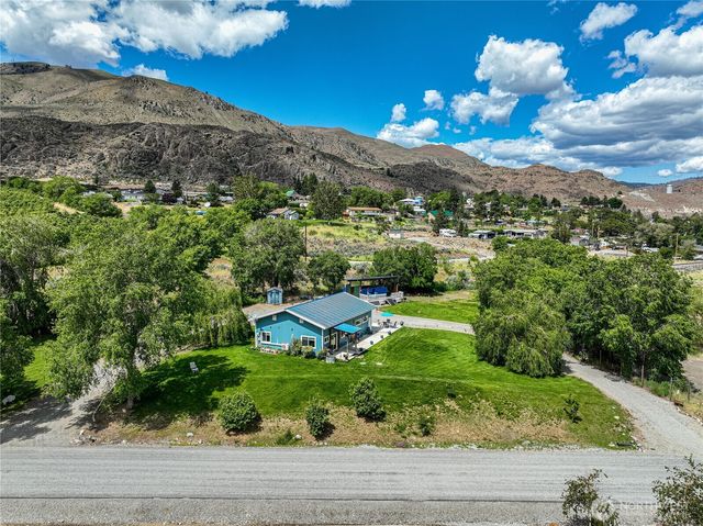 876 1st St, Chelan Falls, WA 98817