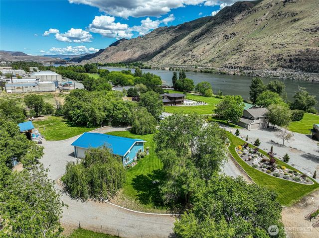 876 1st St, Chelan Falls, WA 98817