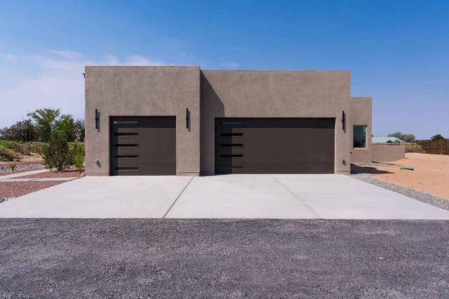 602 Camino De La Tierra, Corrales, NM 87048
