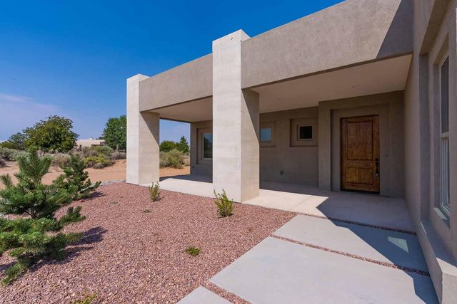602 Camino De La Tierra, Corrales, NM 87048