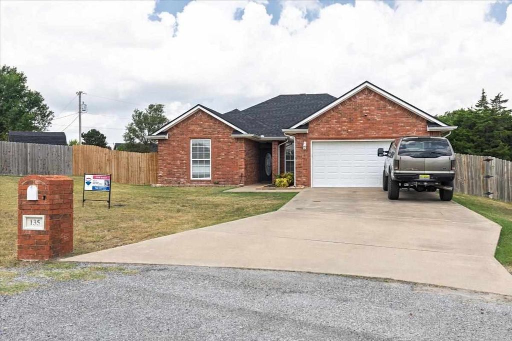 135 NE Deerfield Dr., Elgin, OK 73538