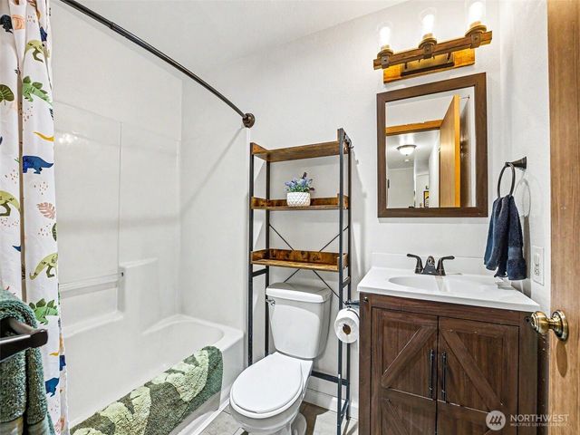 444 Volesky Drive SE, Rainier, WA 98576