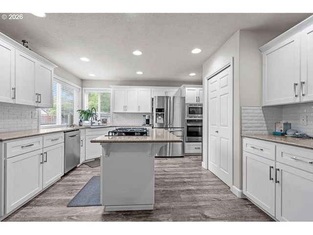 715 SHADOWWOOD Loop, Keizer, OR 97303