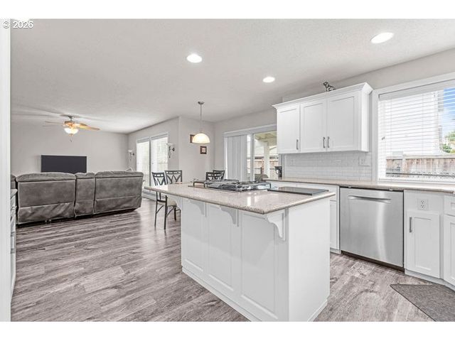 715 SHADOWWOOD Loop, Keizer, OR 97303