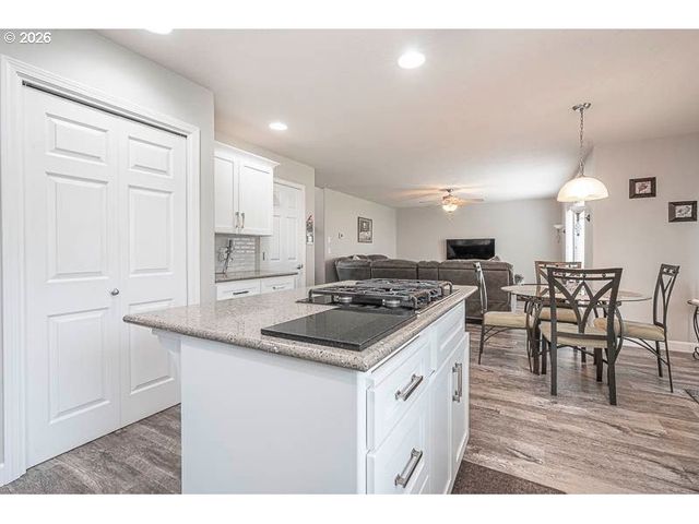 715 SHADOWWOOD Loop, Keizer, OR 97303