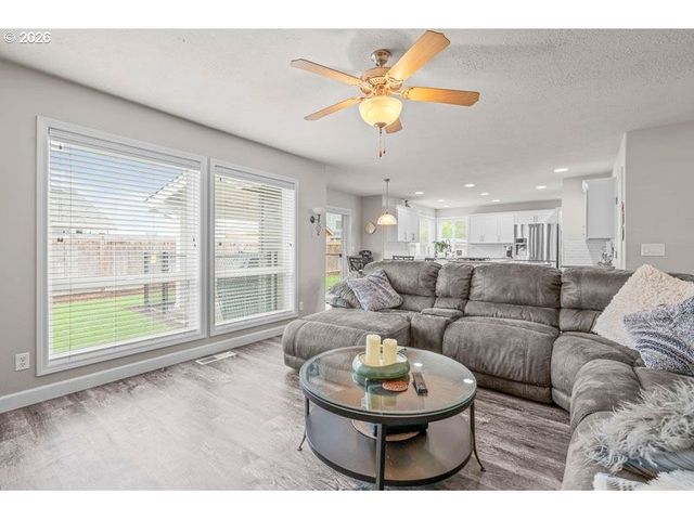 715 SHADOWWOOD Loop, Keizer, OR 97303