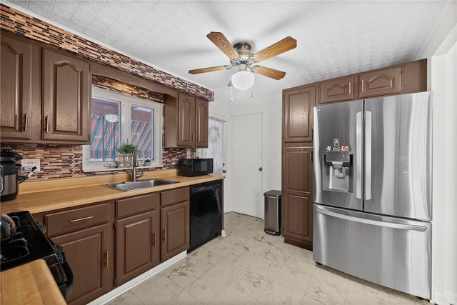 158 Bost Dr, West Mifflin, PA 15122