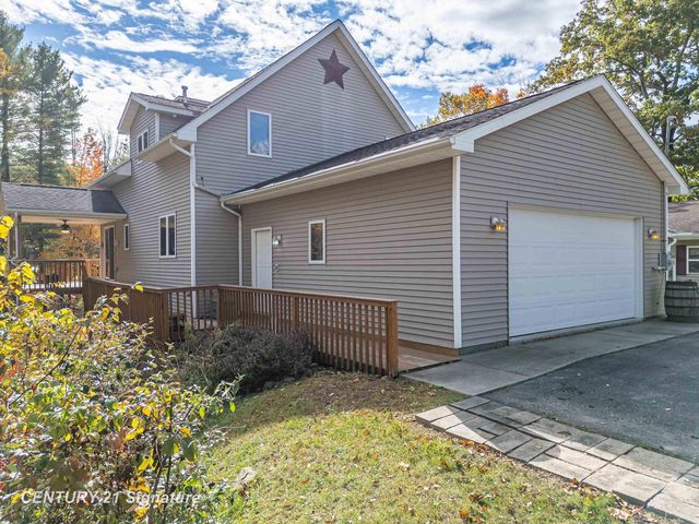 1724 Middle Point Drive, Alger, MI 48610