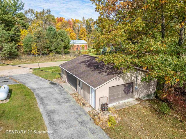 1724 Middle Point Drive, Alger, MI 48610