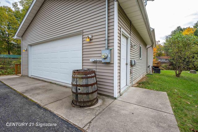 1724 Middle Point Drive, Alger, MI 48610
