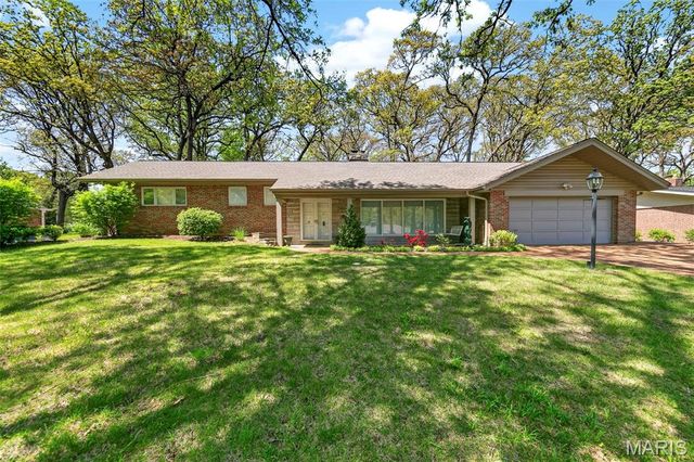 8827 Rock Forest Drive, Grantwood Village, MO 63123