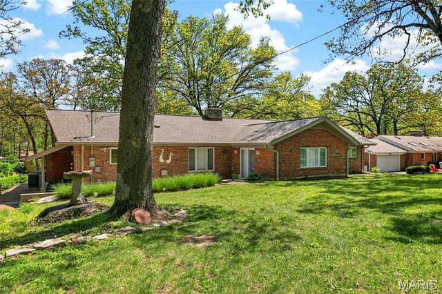 8827 Rock Forest Drive, Grantwood Village, MO 63123