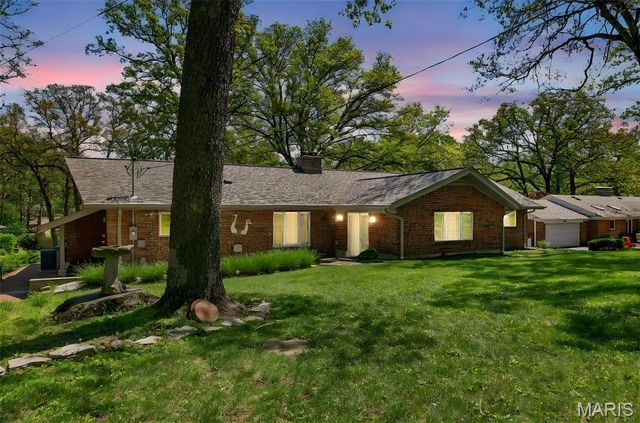 8827 Rock Forest Drive, Grantwood Village, MO 63123