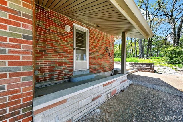 8827 Rock Forest Drive, Grantwood Village, MO 63123