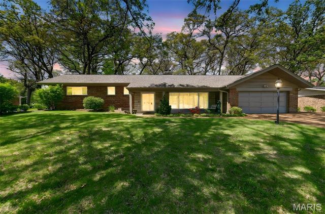 8827 Rock Forest Drive, Grantwood Village, MO 63123