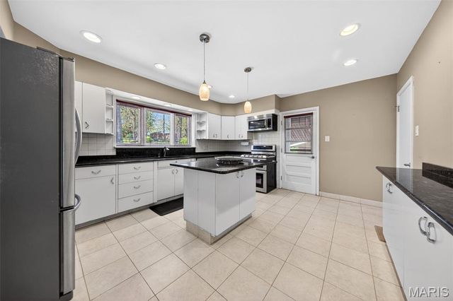 8827 Rock Forest Drive, Grantwood Village, MO 63123