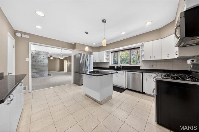 8827 Rock Forest Drive, Grantwood Village, MO 63123