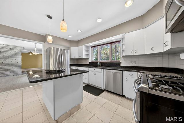 8827 Rock Forest Drive, Grantwood Village, MO 63123
