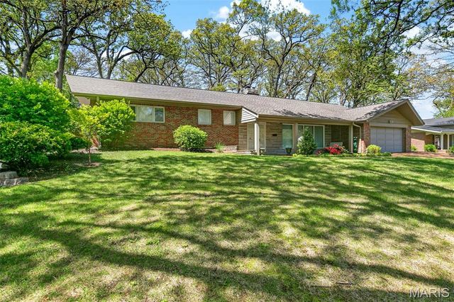 8827 Rock Forest Drive, Grantwood Village, MO 63123
