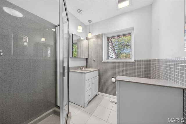 8827 Rock Forest Drive, Grantwood Village, MO 63123