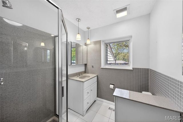 8827 Rock Forest Drive, Grantwood Village, MO 63123