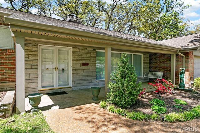 8827 Rock Forest Drive, Grantwood Village, MO 63123