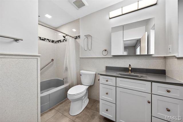 8827 Rock Forest Drive, Grantwood Village, MO 63123