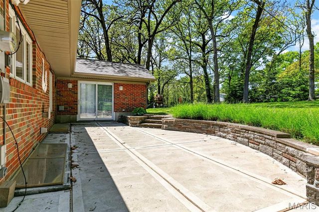 8827 Rock Forest Drive, Grantwood Village, MO 63123