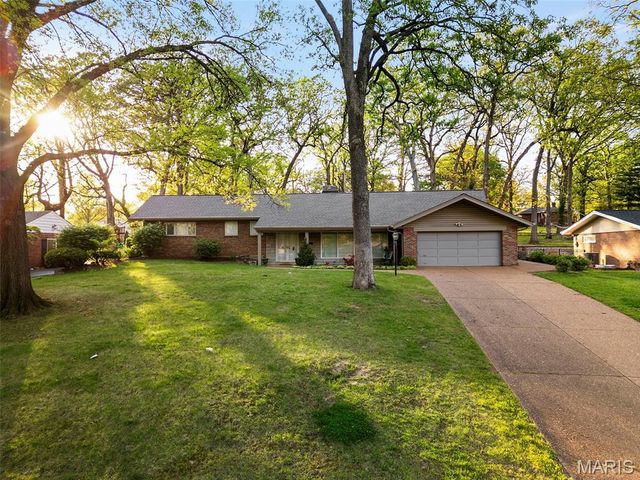8827 Rock Forest Drive, Grantwood Village, MO 63123