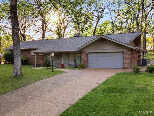 8827 Rock Forest Drive, Grantwood Village, MO 63123