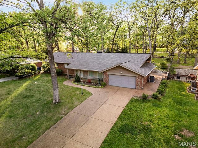8827 Rock Forest Drive, Grantwood Village, MO 63123