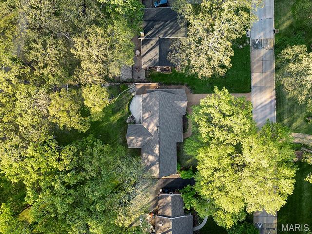 8827 Rock Forest Drive, Grantwood Village, MO 63123