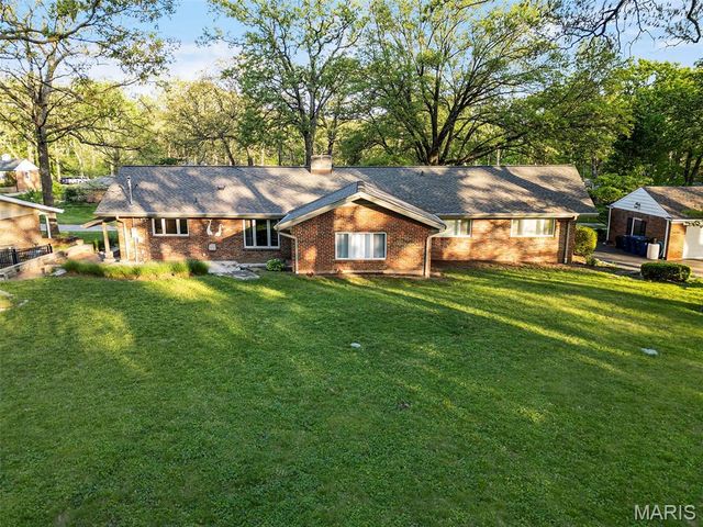 8827 Rock Forest Drive, Grantwood Village, MO 63123