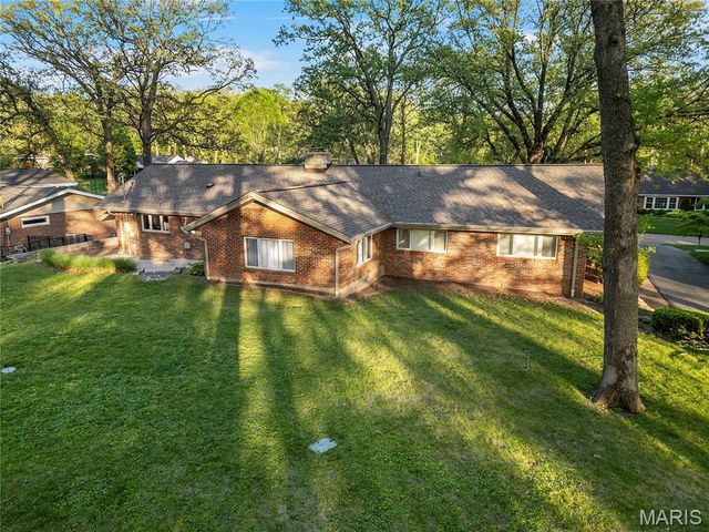 8827 Rock Forest Drive, Grantwood Village, MO 63123