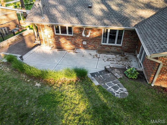 8827 Rock Forest Drive, Grantwood Village, MO 63123