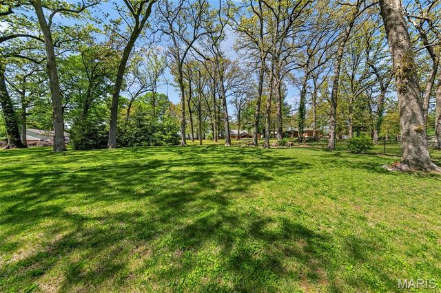 8827 Rock Forest Drive, Grantwood Village, MO 63123