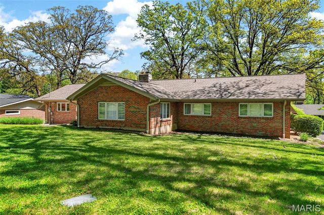 8827 Rock Forest Drive, Grantwood Village, MO 63123