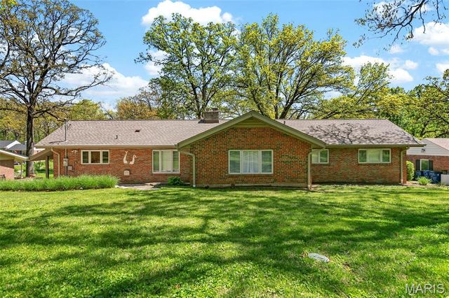 8827 Rock Forest Drive, Grantwood Village, MO 63123