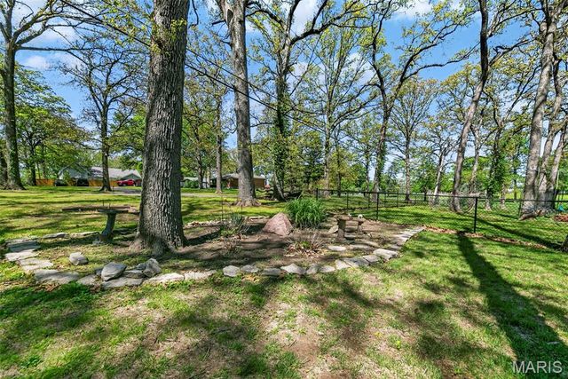 8827 Rock Forest Drive, Grantwood Village, MO 63123