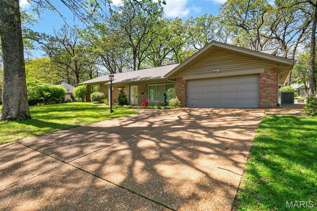 8827 Rock Forest Drive, Grantwood Village, MO 63123