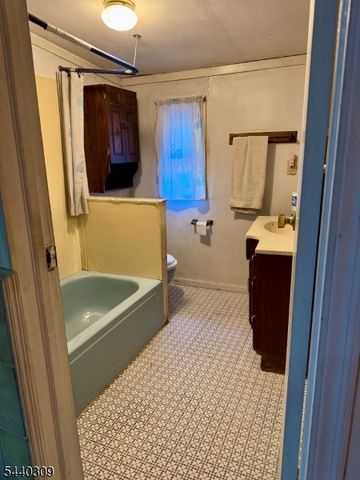 18 Quayle Rd, Jefferson Twp., NJ 07849