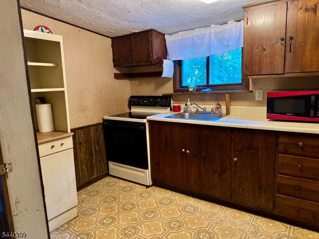 18 Quayle Rd, Jefferson Twp., NJ 07849