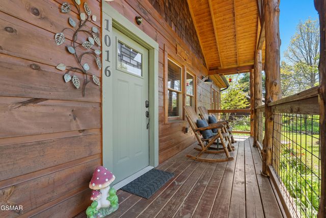 1016 Walini Way, Sevierville, TN 37876