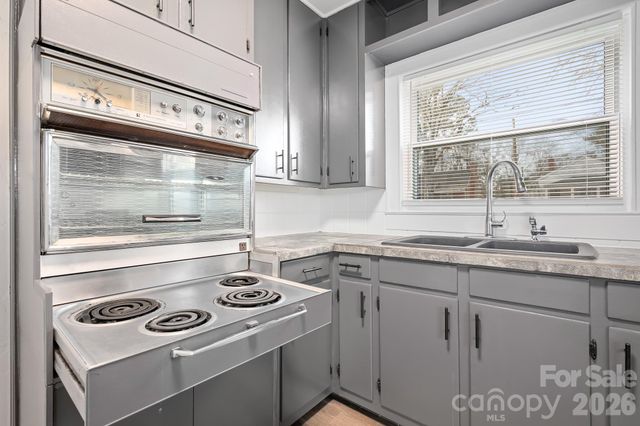 264 E Mcneely Avenue, Mooresville, NC 28115