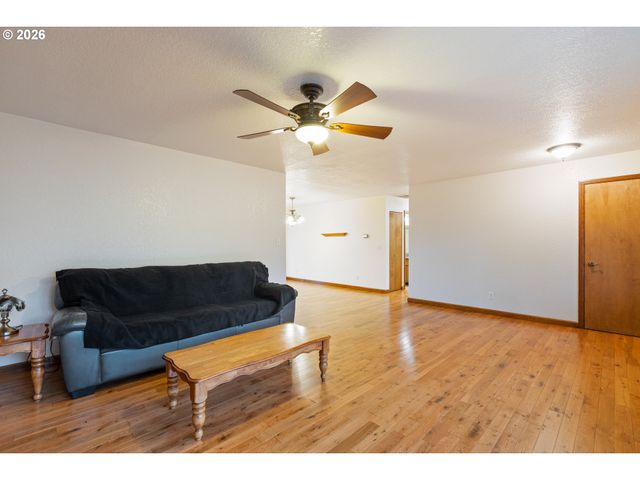 1720 ELGAROSE Rd, Roseburg, OR 97471