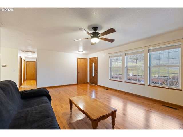 1720 ELGAROSE Rd, Roseburg, OR 97471